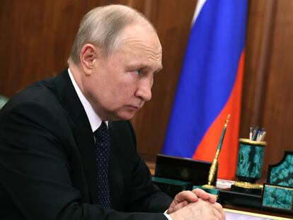 El presidente ruso, Vladímir Putin, se reúne con el gobernador de la región de Irkutsk, Ígor Kobzev, en Moscú, el 17 de julio de 2023.