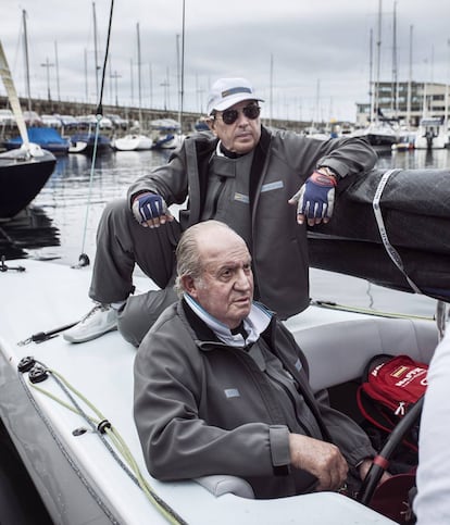 Juan Carlos I con Pedro Campos, uno de los regatistas más prestigiosos del mundo, a bordo del nuevo 'Bribón' de la clase 6mR.