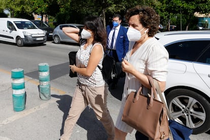 Juana Rivas (izquierda), antes de acceder al centro de inserción social Matilde Cantos en Granada el pasado viernes.