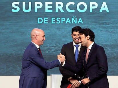 El presidente de la Federación Española de Fútbol, Luis Rubiales, y el responsable de deporte de Arabia Saudí, el príncipe Abdulaziz Bin Turki al Faisal, durante el sorteo de la Supercopa.