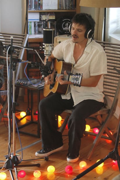 Coque Malla records an acoustic number in his front room.