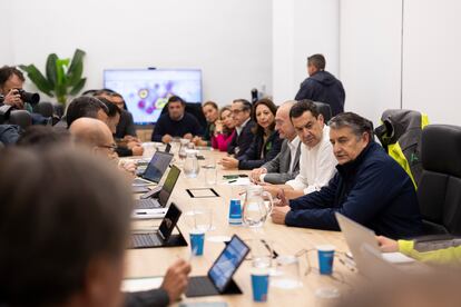 El presidente de la Junta de Andalucía, Juan Manuel Moreno (2d), el miércoles por la noche en el Centro de Coordinación de Emergencias 112 Andalucía en Málaga.