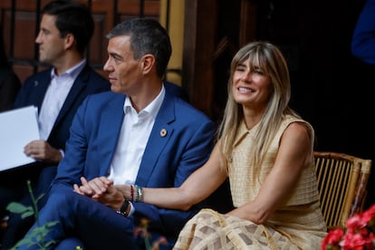 El presidente del Gobierno español, Pedro Sánchez, y su mujer, Begoña Gómez, el pasado junio en Sevilla.