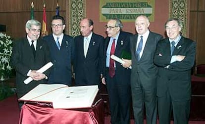 De izquierda a derecha, Gabriel Cisneros, Miguel Herrero, Miquel Roca, Gregorio Peces-Barba, José Pedro Pérez Llorca y Jordi Solé Tura.