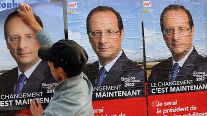 Un hombre coloca afiches electorales del candidato del partido socialista franc&eacute;s, Fran&ccedil;ois Hollande en Burdeos.