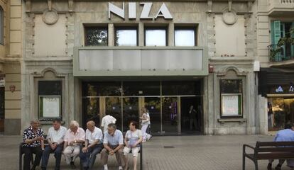 La fachada del antiguo cine Niza en el barrio de la Sagrada Família.
