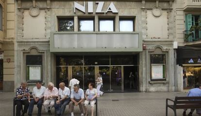 La fachada del antiguo cine Niza en el barrio de la Sagrada Fam&iacute;lia.