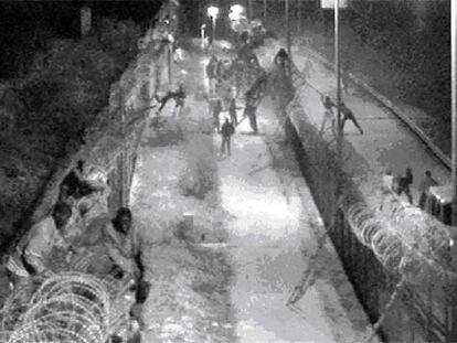 Imágen tomada por las cámaras de seguridad del perímetro fronterizo de Melilla durante el asalto realizado el pasado domingo por 300 inmigrantes a la valla que rodea la ciudad autónoma.