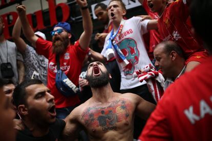 Seguidores del Liverpool animan a su equipo en las calles de Estambul.
