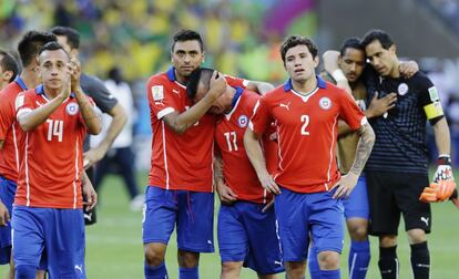 Tristeza de los jugadores chilenos tras caer eliminados en la tanda de penaltis.