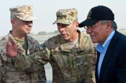 Los generales John Allen y David H. Petraeus junto al secretario de Defensa, Leon Panetta.