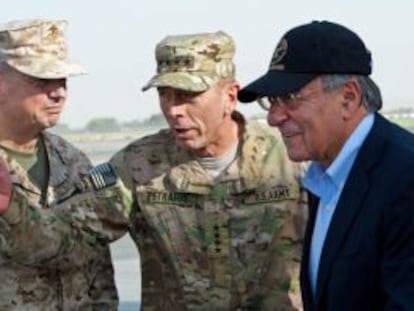 Los generales John Allen y David H. Petraeus junto al secretario de Defensa, Leon Panetta.