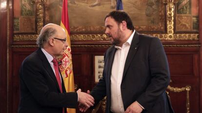 El ministro Crist&oacute;bal Montoro (i) recibe al consejero de la Generalitat, Oriol Junqueras.