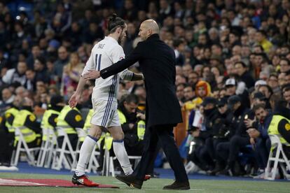 El técnico francés del Real Madrid, Zinedine Zidane (d), saluda al centrocampista galés del equipo blanco, Gareth Bale, tras ser expulsado.