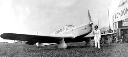 Beryl Markham en un aeródromo de Londres en 1936.