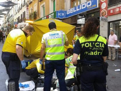Sanitarios del SAMUR atienden al herido en la calle de Tetuán