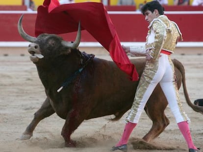 Alberto Lopez Simon en su pimer toro .