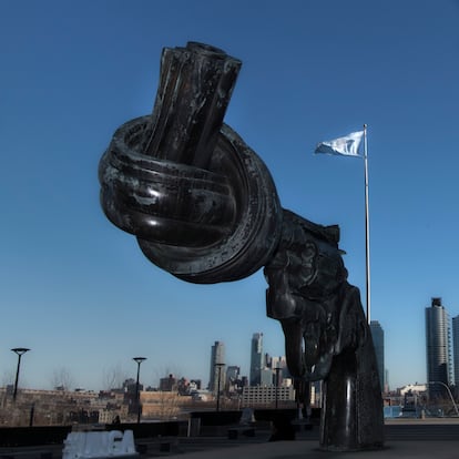 La escultura del artista sueco Carl Fredrik Reuterswärd, que Luxemburgo regaló a la ONU y se ha convertido en símbolo de la organización Non-Violence Project. |