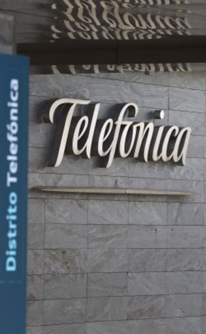 Logotipo de Telef&oacute;nica en su sede de las Tablas. 