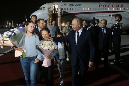 El presidente ruso Vladimir Putin camina con prisioneros rusos liberados a su llegada el jueves al aeropuerto gubernamental de Vnukovo en las afueras de Moscú.