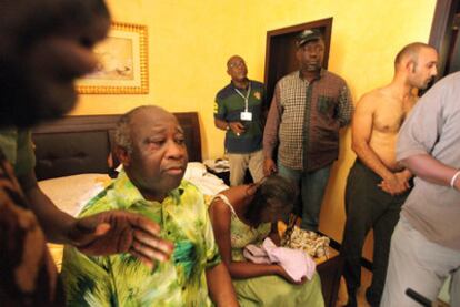 El expresidente Laurent Gbagbo y su esposa, detenidos en Abiyán.