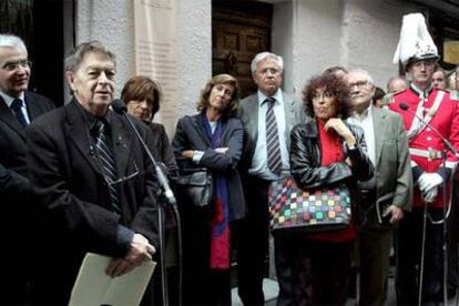 Sergio Beser se dirige al público en un momento del homenaje a Manuel Vázquez Montalbán. A su izquierda, Mila Montalbán, Anna Sallés, Joan Clos, Maruja Torres y Joaquim Marco.