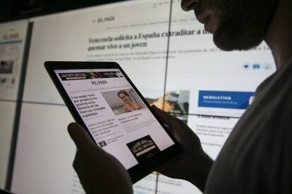 Un usuario consulta la página web del diario EL PAÍS en su tableta.