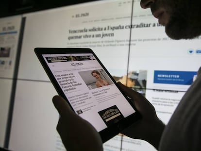 Un usuario consulta la página web del diario EL PAÍS en su tableta. 