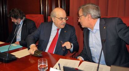 El consejero de Econom&iacute;a, Andreu Mas-Colell, en el centro, durante la comparecencia.