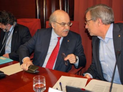 El consejero de Econom&iacute;a, Andreu Mas-Colell, en el centro, durante la comparecencia.