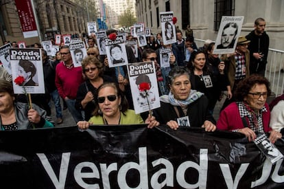 Ativistas da organização chilena de direitos humanos ‘Pessoas detidas e desaparecidas’ lembram as pessoas desaparecidas durante a ditadura militar.