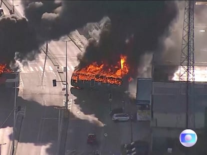 Dos de los al menos 35 autobuses públicos incendiados este 23 de octubre por el grupo parapolicial liderado por Zinho en Río de Janeiro.