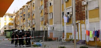 Agentes de la Policía Nacional junto al edificio donde murió a tiros la niña de siete años.