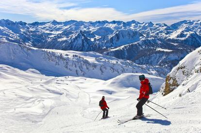 Esquiadores en una de las pistas de Baqueira Beret, en el Pirineo catalán. La estación cumple esta temporada 50 años y lo hace estrenando tres remontes y 21 nuevas pistas.