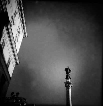 Columna de la Inmaculada Concepción en la plaza de España en Roma, instalada en 1865 para conmemorar el Dogma de la Inmaculada Concepción, 17 de noviembre de 2013.