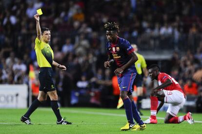 Alex Song es amonestado.