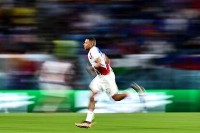 Mbappé durante el calentamiento previo al partido.