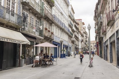 Desde la estación de São Bento, con sus 20.000 azulejos pintados a mano, bajamos a rua das Flores, con sus Comercios centenarios y el salón de té Jóia da Coroa. Y en la fachada del Museo de la Misericordia cuelga Una escultura de rui Chafes.