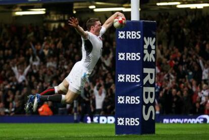 El inglés Chris Ashton logra un ensayo espectacular.