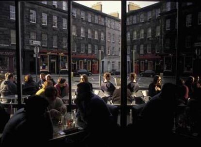 Una céntrica calle de Edimburgo, vista desde las mesas del bar con terraza del Point Hotel.