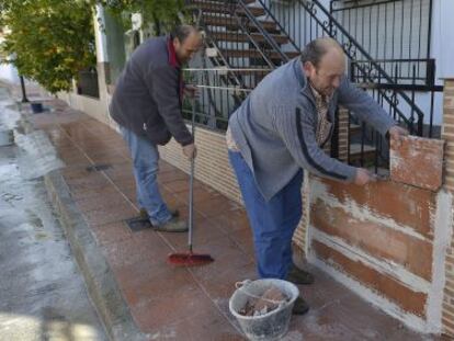 Vecinos de la pedan&iacute;a de Mog&oacute;n tapian una puerta.