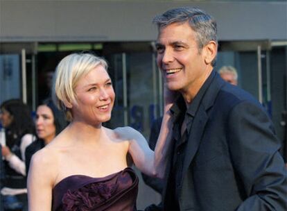 George Clooney y Renée Zellweger en el estreno de 'Ella es el partido' en Leicester Square (Londres)