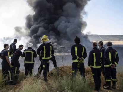 Bomberos durante el incendio de la planta de Chiloeches en agosto.