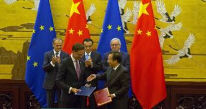 El presidente del Consejo europeo, Donald Tusk, el primer ministro chino, Li Keqiang, y el presidente de la Comisión Europea,Jean-Claude Juncker, aplauden el intercambio de documentos tras la Cumbre bilateral entre la UE y China. 
 