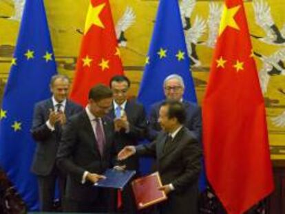 El presidente del Consejo europeo, Donald Tusk, el primer ministro chino, Li Keqiang, y el presidente de la Comisión Europea,Jean-Claude Juncker, aplauden el intercambio de documentos tras la Cumbre bilateral entre la UE y China. 
 