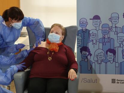 Teresa, primera persona vacunada de covid en la residencia La Mercè de Tarragona.