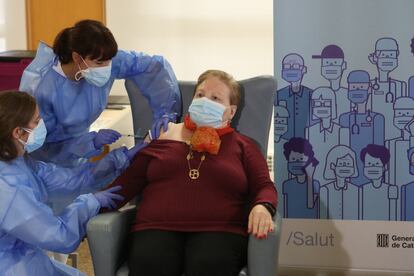 Teresa, primera persona vacunada de covid en la residencia La Mercè de Tarragona.