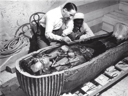 Howard Carter examina el sarcófago de Tutankamón, en 1922.