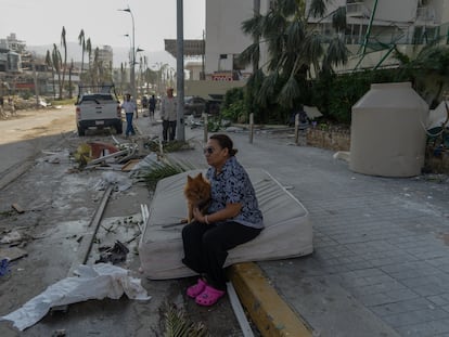 Habitantes de la zona centro abandonan Acapulco debido al paso del huracán 'Otis'. Acapulco, Guerrero (México).