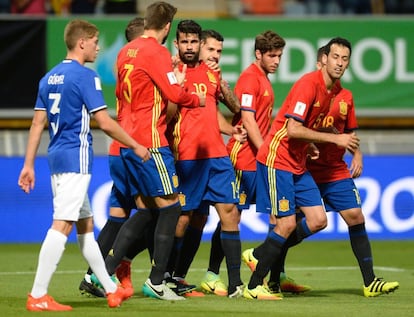 Diego Costa es felicitados por sus compañeros, despues de marcar un gol contra Liechtenstein.